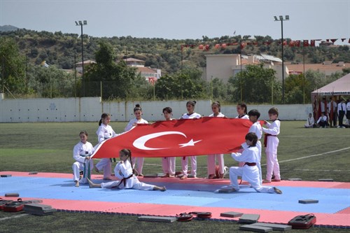 İlçemizde 19 Mayıs Atatürk'ü Anma, Gençlik ve Spor Bayramı programı gerçekleştirildi.